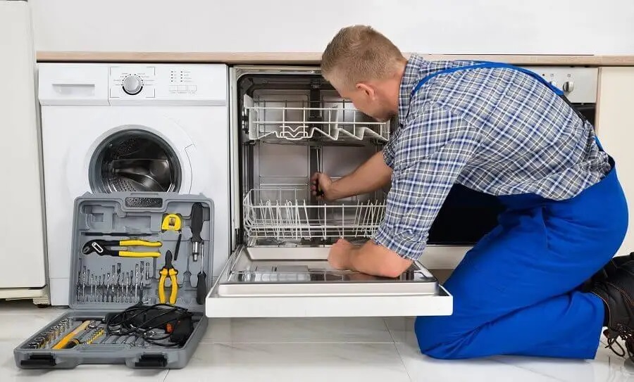 Çilimli Smeg servisi teknisyen ekibi beyaz eşya tamiri yaparken